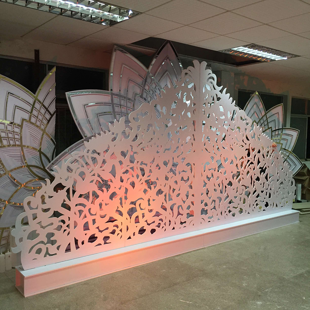 Party Event Supplier - 最新のクリエイティブデザイン白いアクリル中空結婚式の背景誕生日パーティーイベントサプライヤー