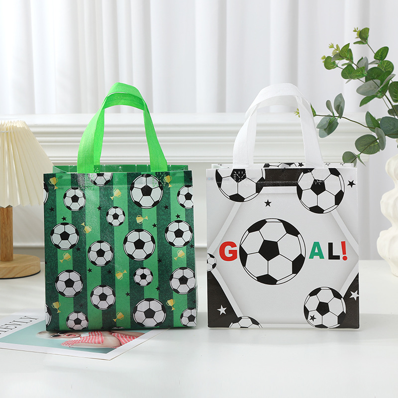 Event Party Shop - 10 個スポーツサッカーテーマギフト包装袋サッカー不織布ショッピングトートバッグ子供男の子誕生日ベビーシャワーパーティーの装飾