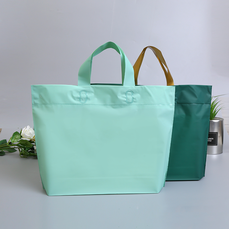 カスタムロゴ入りフロストショッピングバッグ、プラスチックギフ - Event Party Shop のレビューと価格